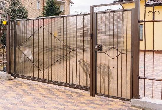 Купить ворота из профлиста с элементами ковки, с металлическими столбами в рамке или под дерево в Котласе от 155325 руб